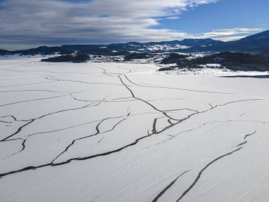 Bulgaristan 'ın Pazardzhik Bölgesi, buzla kaplı Batak Barajı' nın kış manzarası