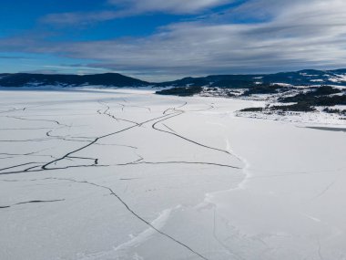 Bulgaristan 'ın Pazardzhik Bölgesi, buzla kaplı Batak Barajı' nın kış manzarası