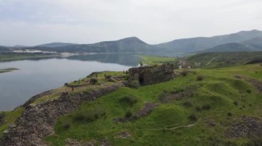Bulgaristan 'ın Kardzhali kenti yakınlarındaki Studen Kladenets rezervuarının güney sahilindeki antik Vishegrad Kalesi' nin havadan görünüşü