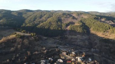 Bulgaristan 'ın Blagoevgrad bölgesindeki Otantik 19. yüzyıl evleriyle Dolen Köyü' nün hava manzarası