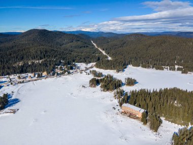 Bulgaristan 'ın Buzdan Pazardzhik Bölgesi ile kaplı Shiroka polyana' nın (geniş çayır) kış manzarası