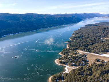 Bulgaristan 'ın Smolyan Bölgesi, buzla kaplı Dospat Baraj Havzası kış manzarası