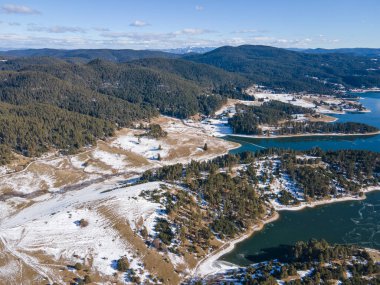Bulgaristan 'ın Smolyan Bölgesi, buzla kaplı Dospat Baraj Havzası kış manzarası