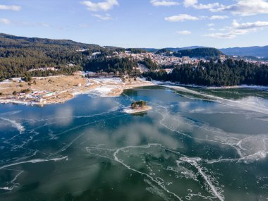 Bulgaristan 'ın Smolyan Bölgesi, buzla kaplı Dospat Baraj Havzası kış manzarası