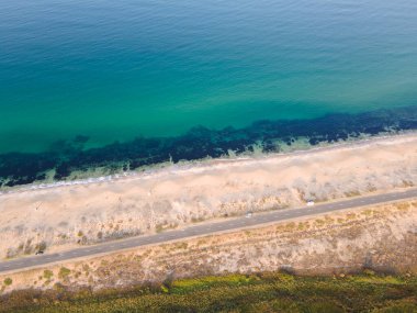 Bulgaristan 'ın Burgaz Bölgesi' ndeki Dyuni tatil beldesi yakınlarındaki The Driver Beach 'in (Alepu) hava manzarası