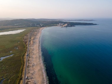 Bulgaristan 'ın Burgaz Bölgesi' ndeki Dyuni tatil beldesi yakınlarındaki The Driver Beach 'in (Alepu) hava manzarası