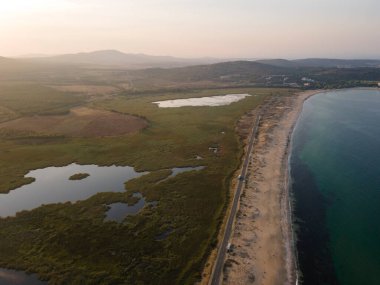 Bulgaristan 'ın Burgaz Bölgesi' ndeki Dyuni tatil beldesi yakınlarındaki The Driver Beach 'in (Alepu) hava manzarası