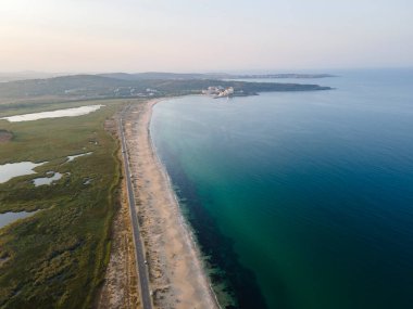 Bulgaristan 'ın Burgaz Bölgesi' ndeki Dyuni tatil beldesi yakınlarındaki The Driver Beach 'in (Alepu) hava manzarası