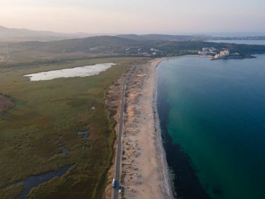 Bulgaristan 'ın Burgaz Bölgesi' ndeki Dyuni tatil beldesi yakınlarındaki The Driver Beach 'in (Alepu) hava manzarası