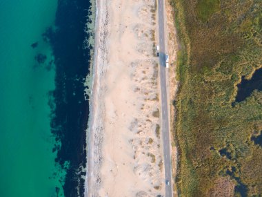 Bulgaristan 'ın Burgaz Bölgesi' ndeki Dyuni tatil beldesi yakınlarındaki The Driver Beach 'in (Alepu) hava manzarası
