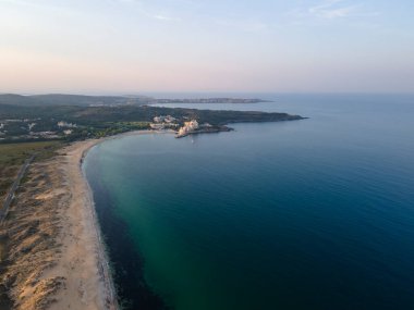 Bulgaristan 'ın Burgaz Bölgesi' ndeki Dyuni tatil beldesi yakınlarındaki The Driver Beach 'in (Alepu) hava manzarası