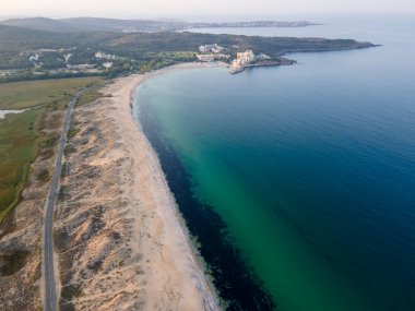 Bulgaristan 'ın Burgaz Bölgesi' ndeki Dyuni tatil beldesi yakınlarındaki The Driver Beach 'in (Alepu) hava manzarası