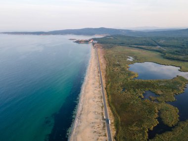 Bulgaristan 'ın Burgaz Bölgesi' ndeki Dyuni tatil beldesi yakınlarındaki The Driver Beach 'in (Alepu) hava manzarası