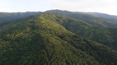 Bulgaristan 'ın Petrich kenti yakınlarındaki Belasitsa Dağı' nın hava günbatımı manzarası