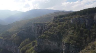 Bulgaristan 'ın Balkan Dağları' nın Milanovo köyü yakınlarındaki Iskar Nehri Boğazı 'nın hava manzarası