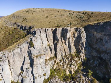 Bulgaristan 'ın Ponor Dağı, Balkan Dağları' ndaki Kaya oluşum Stolo 'sunun hava manzarası