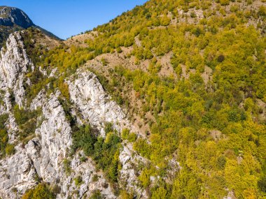 Lyutibrod kasabası yakınlarındaki Iskar Nehri Boğazı 'nın hava manzarası, Vratsa bölgesi, Balkan Dağları, Bulgaristan