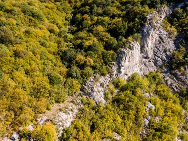 Lyutibrod kasabası yakınlarındaki Iskar Nehri Boğazı 'nın hava manzarası, Vratsa bölgesi, Balkan Dağları, Bulgaristan