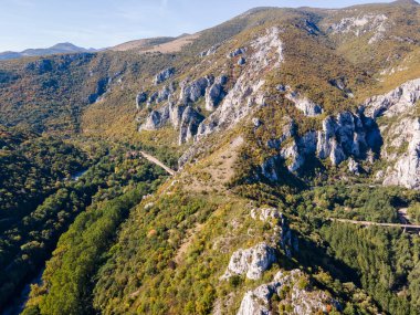 Lyutibrod kasabası yakınlarındaki Iskar Nehri Boğazı 'nın hava manzarası, Vratsa bölgesi, Balkan Dağları, Bulgaristan