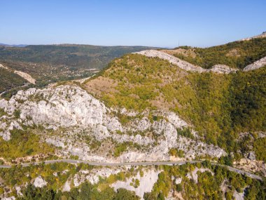 Lyutibrod kasabası yakınlarındaki Iskar Nehri Boğazı 'nın hava manzarası, Vratsa bölgesi, Balkan Dağları, Bulgaristan