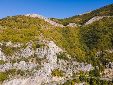 Lyutibrod kasabası yakınlarındaki Iskar Nehri Boğazı 'nın hava manzarası, Vratsa bölgesi, Balkan Dağları, Bulgaristan