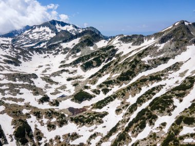Bulgaristan 'ın Popovo Gölü yakınlarındaki Pirin Dağı' nın şaşırtıcı hava manzarası
