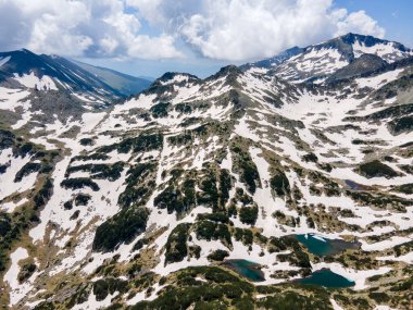 Bulgaristan 'ın Popovo Gölü yakınlarındaki Pirin Dağı' nın şaşırtıcı hava manzarası
