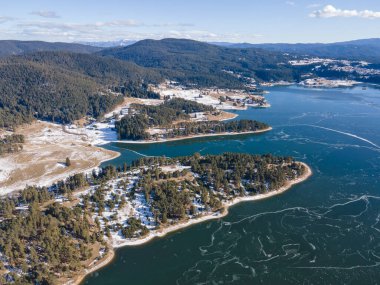 Bulgaristan 'ın Smolyan Bölgesi, buzla kaplı Dospat Baraj Havzası kış manzarası