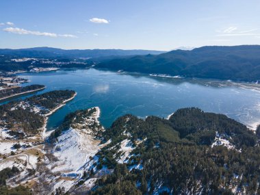 Bulgaristan 'ın Smolyan Bölgesi, buzla kaplı Dospat Baraj Havzası kış manzarası