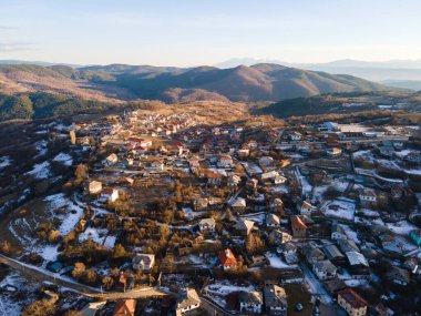 Bulgaristan 'ın Blagoevgrad bölgesindeki Otantik 19. yüzyıl evleriyle Dolen Köyü' nün havadan görünüşü