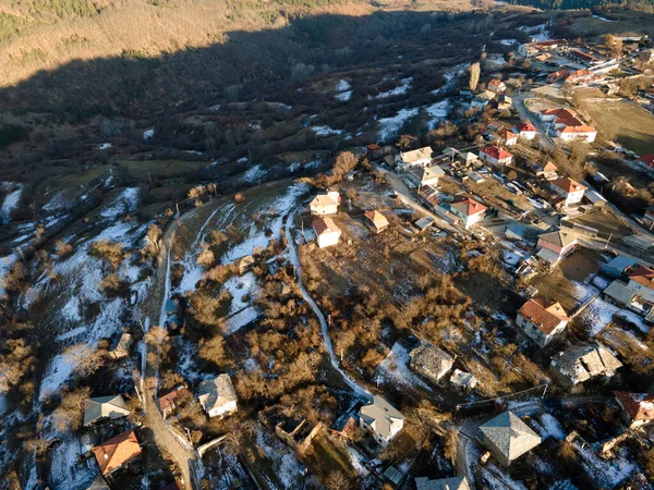 保加利亚Blagoevgrad地区带有19世纪真实住房的被窃村庄的空中景观 — 图库照片