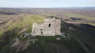 Bulgaristan 'ın Haskovo Bölgesi Matochina kasabası yakınlarındaki Ortaçağ Bukelon Kalesinin havadan görünüşü