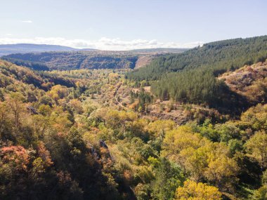 Nishava nehri boğazının havadan sonbahar manzarası, Balkan Dağları, Bulgaristan