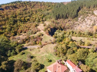 Nishava nehri boğazının havadan sonbahar manzarası, Balkan Dağları, Bulgaristan