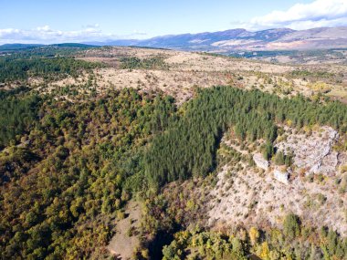 Nishava nehri boğazının havadan sonbahar manzarası, Balkan Dağları, Bulgaristan