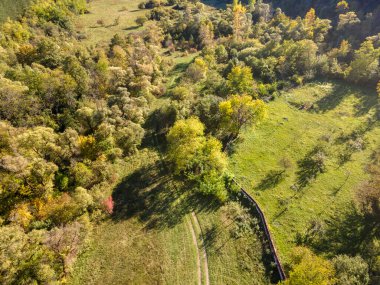Nishava nehri boğazının havadan sonbahar manzarası, Balkan Dağları, Bulgaristan