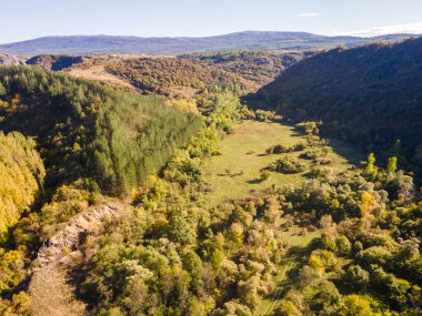 Nishava nehri boğazının havadan sonbahar manzarası, Balkan Dağları, Bulgaristan