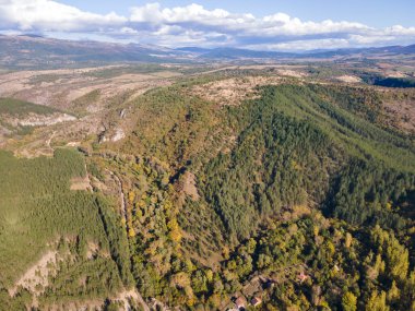 Nishava nehri boğazının havadan sonbahar manzarası, Balkan Dağları, Bulgaristan
