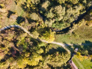 Nishava nehri boğazının havadan sonbahar manzarası, Balkan Dağları, Bulgaristan