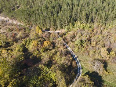 Nishava nehri boğazının havadan sonbahar manzarası, Balkan Dağları, Bulgaristan