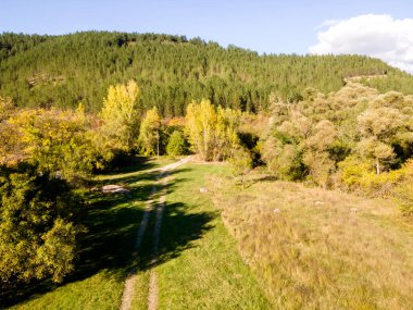 Nishava nehri boğazının havadan sonbahar manzarası, Balkan Dağları, Bulgaristan