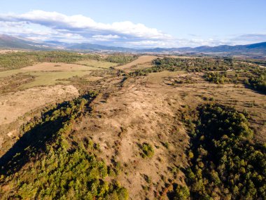 Nishava nehri boğazının havadan sonbahar manzarası, Balkan Dağları, Bulgaristan