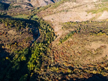 Nishava nehri boğazının havadan sonbahar manzarası, Balkan Dağları, Bulgaristan