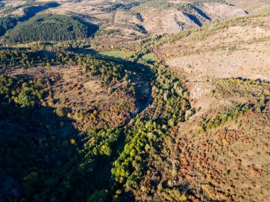 Nishava nehri boğazının havadan sonbahar manzarası, Balkan Dağları, Bulgaristan