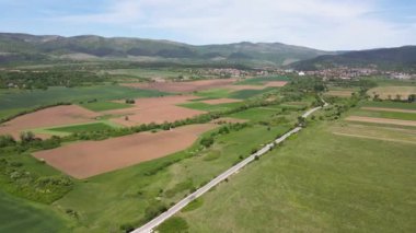 Bulgaristan 'ın Sofya bölgesindeki Godech kasabası yakınlarındaki kırsal arazinin bahar havası manzarası