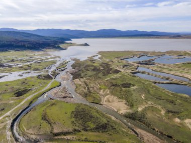 Bulgaristan 'ın Sliven bölgesindeki Zhrebchevo Barajı' nın şaşırtıcı hava manzarası
