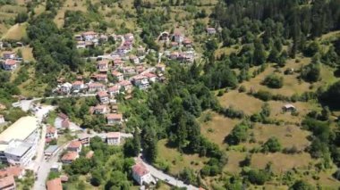 Bulgaristan 'ın Smolyan Bölgesi Momchilovtsi köyünün hava manzarası