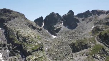 Bulgaristan 'ın Rila Dağı' ndaki Kupen tepelerinin şaşırtıcı hava manzarası