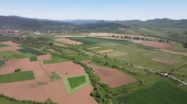 Bulgaristan 'ın Sofya bölgesindeki Godech kasabası yakınlarındaki kırsal arazinin bahar havası manzarası