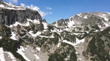 Bulgaristan 'ın Pirin Dağı' ndaki Dzhangal geçişinin inanılmaz hava manzarası